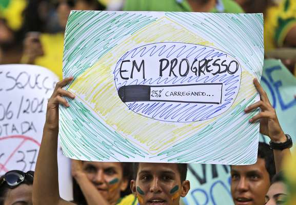 A Copa das Confederações coincidiu (não por acaso) com uma das maiores mobilizações sociais na história do Brasil. Os protestos, que se espalharam por várias cidades, chegaram também às arquibancadas dos estádios-sede da competição, com críticas à Fifa e aos gastos exagerados com as obras. Navegue pela galeria e confira algumas reinvindicações de torcedores durante as partidas