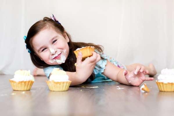 Os açúcares e amidos contidos em bolachas, biscoitos, doces, frutas secas, refrigerantes, batata frita, combinam-se com a placa bacteriana e produzem substâncias ácidas que atacam o esmalte do dente. Quando isso ocorre, a pessoa fica mais suscetível à cárie.