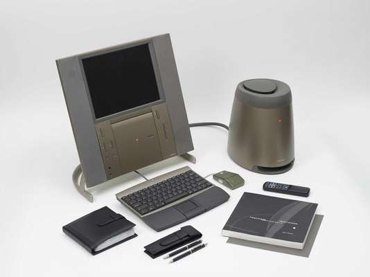 Twentieth Anniversary Macintosh (TAM) - Lançado em janeiro de 1997 para celebrar o 20º aniversário da Apple, a edição limitada do Macintosh teve apenas 12 mil unidades fabricadas. Ele foi um dos primeiros computadores de mesa a ter tela de LCD. No leilão, ele tem preço inicial de US$ 2 mil