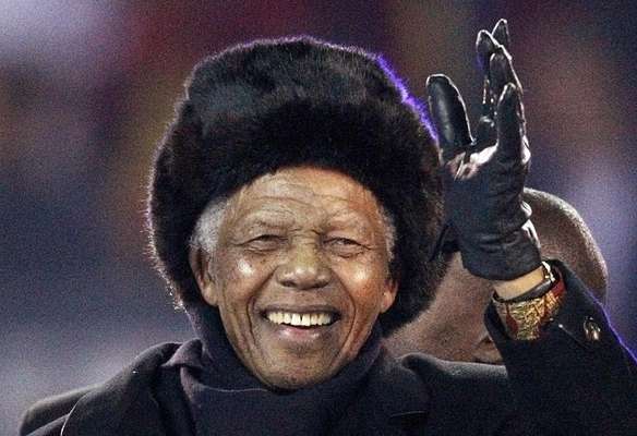A última aparição em público do ex-presidente da África do Sul, Nelson Mandela, durou cerca de dois minutos, não teve discurso e ele nem sequer ficou em pé
