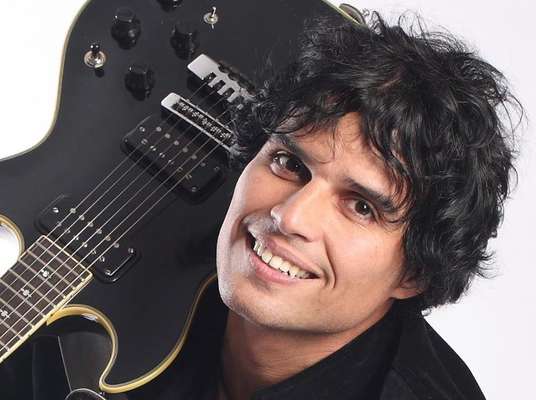 Es uno de los artistas más populares y reconocidos en el Perú y en América Latina. Desde su irrupción como vocalista y compositor de Arena Hash, pasando por la decena de hits que impuso con sus seis álbumes como solista, Pedro Suárez-Vértiz se ha convertido en un icono del pop-rock.