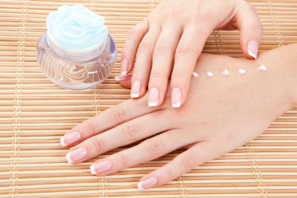 Unhas secas: quebram facilmente ou começam a rachar. Cutículas geralmente são mais grossas e levantam. Para cuidar, o ideal é hidratar unhas e a cutícula diariamente com produto à base de vitamina E durante todo o dia, fazendo uso de um bom creme para a região