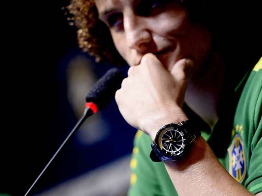 Além de tatuagens, cortes de cabelos inusitados e dancinhas na hora de comemorar um gol, os jogadores da Seleção Brasileira também se destacam pela escolha dos acessórios; veja alguns deles. Na foto, David Luiz mostra que é fã de relógios de pulso