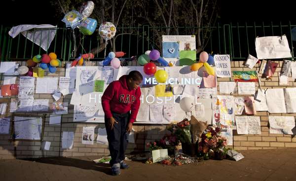 24 de junho - Dezenas de mensagens foram deixadas no muro do hospital onde Mandela está internado, em Pretória