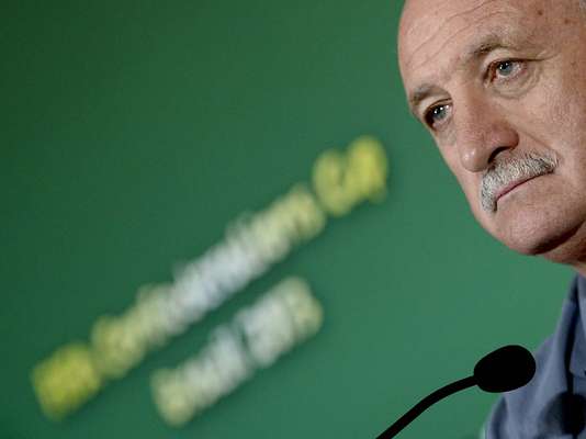 O técnico Luiz Felipe Scolari foi irônico ao ter que responder sobre a vitória do Uruguai em cima do Brasil na Copa do Mundo de 1950, há 63 anos. Para o treinador, que lembrou nem sequer ser nascido no ano em questão, o jogo citado não tem qualquer relação com o duelo desta quarta-feira