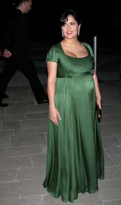 Em julho de 2007, Salma Hayek usou longo de cetim verde em jantar. A atriz estava aos sete meses de gravidez de Valentina, sua filha com o bilionário francês François-Henri Pinault