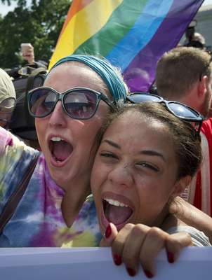 Ativistas comemoram a decisão da Suprema Corte de banir a lei que restringia a interpretação do casamento à união heterossexual