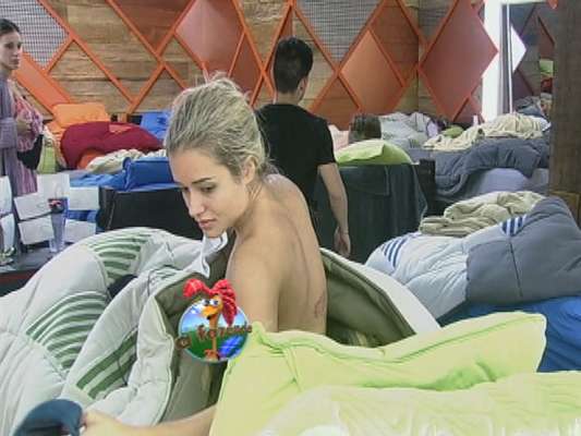 A ex-panicat Aryane Steinkopf deixou um dos seios à mostra enquanto se trocava na sede principal do reality show 'A Fazenda', da Record, na noite da última quarta-feira (26), após a primeira festa da atração