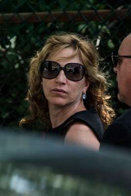 Edie Falco, que viveu Carmela Soprano, mulher de Tony na série 'The Sopranos', vai ao velório do ator James Gandolfini, que morreu na última quarta-feira (19), de ataque cardíaco, em Roma, na Itália. Gandolfini ficou notório como o mafioso Tony Soprano, chefe da máfia de Nova Jersey e protagonista da série. O velório aconteceu na igreja St. John the Divine, em Nova York, nesta quinta-feira (27)