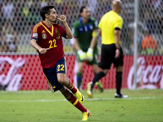 A Espanha venceu a Itália por 7 a 6 nos pênaltis e enfrenta o Brasil na final da Copa das Confederações, domingo, no Maracanã. Bonucci desperdiçou a sétima cobrança, e Jesús Navas marcou o gol da classificação italiana