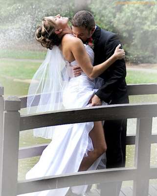 Todo casamento tem alguém com um celular, câmera ou tablet registrando casamentos. O site "Awkward Family Photos reúne fotos curiosas e algumas até constrangedoras sobre o grande momento do casal