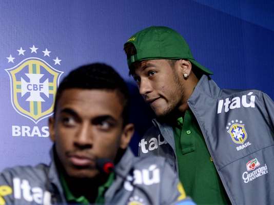 O atacante Neymar e o volante Luiz Gustavo concederam entrevista coletiva, nesta sexta-feira, no Rio de Janeiro, e comentaram sobre o tão esperado confronto entre Brasil e Espanha, pela Copa das Confederações