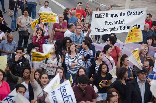 Professores protestam em frente ao Sindicato da categoria, na rua Borges Lagoa, Vila Mariana, zona sul de São Paulo, nesta sexta-feira