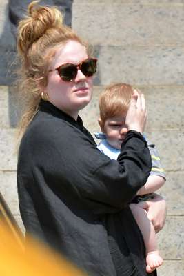 28 de Junio - Adele como siempre deja el glamour en casa y por fin se deja ver con su hijo Angelo de 8 meses....