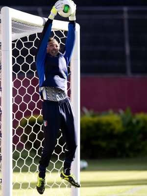 Na tarde deste sábado, a seleção da Itália treinou no Barradão, em Salvador; o goleiro Buffon se esticou no gol