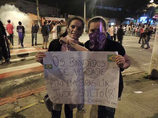 Cotia - na cidade da grande São Paulo, centenas de pessoas foram às ruas protestar