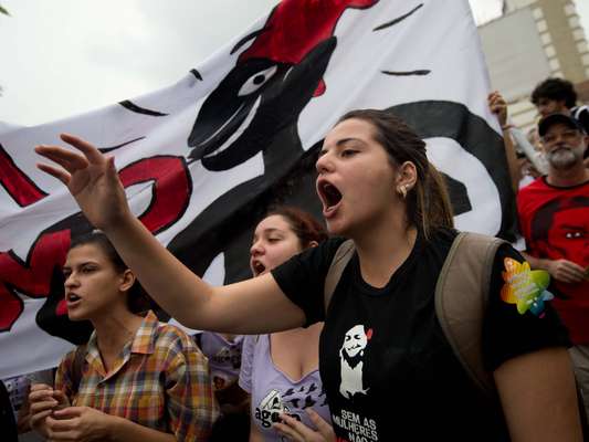 Neste domingo, diversos manifestantes saíram às ruas no Rio de Janeiro para protestar contra a má qualidade dos serviços públicos, a corrupção e os investimentos ligados à Copa das Confederações e a Copa do Mundo de 2014