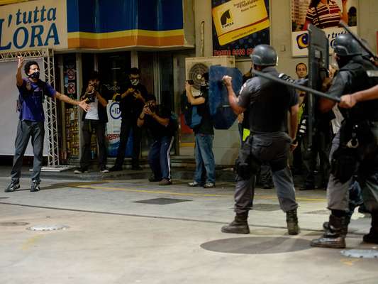 Conflito e tensão entre a Polícia Militar e um grupo de manifestantes marcam a noite deste domingo, dia de final da Copa das Confederações; enquanto a Seleção Brasileira enfrenta a Espanha no Estádio do Maracanã, no Rio de Janeiro, nas imediações a situação é tensa. Manifestantes usaram pedras, paus e coquetéis molotov, enquanto os policiais reagiram com balas de borracha, spray de pimenta e bombas de efeito moral