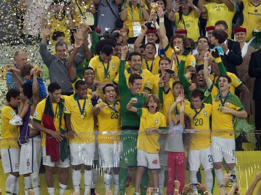 A atual campeã mundial e bicampeã europeia teve de se render no Rio de Janeiro. E bailou impassível diante de uma Seleção Brasileira de atuação exuberante, neste domingo, no Estádio do Maracanã. Dono da partida desde o gol de Fred a 2min de jogo, o Brasill massacrou a Espanha com 3 a 0 e conquistou a Copa das Confederações, de modo irretocável, pela quarta vez na história. Com cinco vitórias em cinco jogos disputados, 14 gols pró e três sofridos