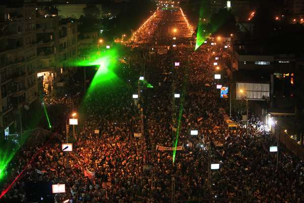 Manifestantes imersos na multidão usam pequenos canhões de raio laser para protestar na marcha contra Mursi no Cairo; o Egito vive nova onda massiva de contestação do presidente, pressionado agora também pelas Forças Armadas