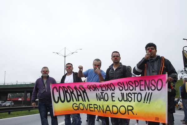 Caminhoneiros fecharam a pista sentido litoral da rodovia Anchieta na manhã desta segunda e cobravam melhorias para a categoria