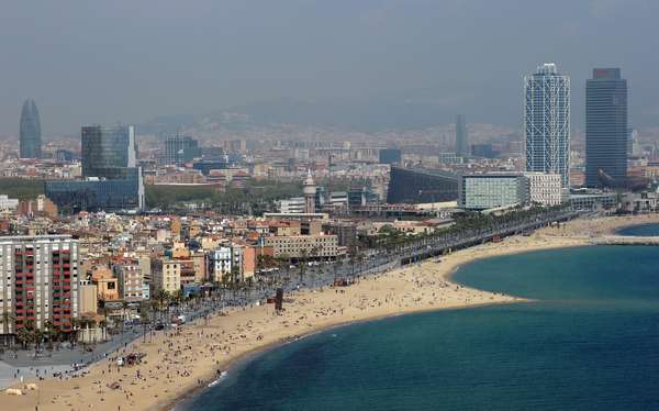 Barcelona, EspanhaCom sua vida cultural, sua bela arquitetura, seus ótimos restaurantes e sua vida noturna agitada, Barcelona tem tudo o que uma cidade fascinante precisa
