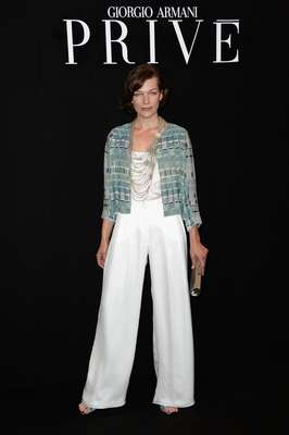 Milla Jovovich foi o destaque da plateia do desfile da Armani Privé, em Paris