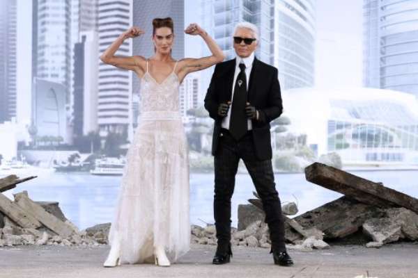 A Chanel, de Karl Lagerfeld, abriu o terceiro dia da semana de moda de alta-costura, em Paris, nesta terça-feira (02)