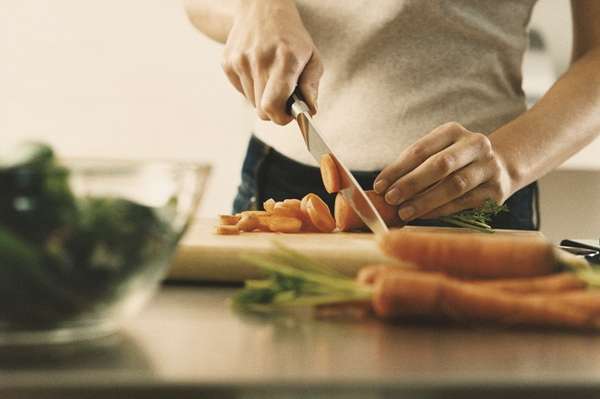 Además de seguir una buena higiene dental, la alimentación adecuada es fundamental para mantener una boca sana.