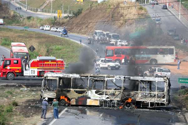 2 de julho - Manifestantes em protesto bloqueiam e queimam ônibus na BR-040 na altura da cidade de Ribeirão das Neves (MG)