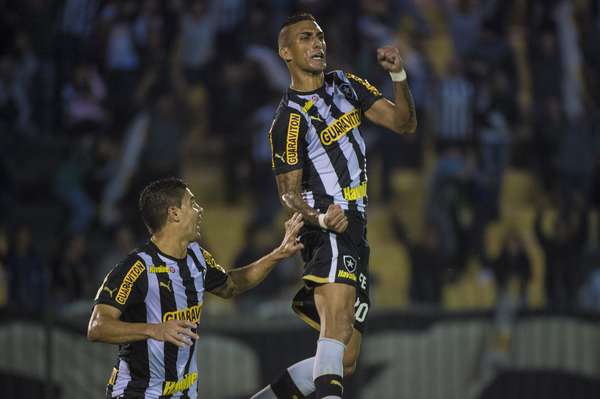 Em duelo de ida da Copa do Brasil, o Botafogo venceu o Figueirense por 1 a 0, nesta quarta-feira, em Volta Redonda; atacante Rafael Marques fez o único gol do duelo, ainda no primeiro tempo