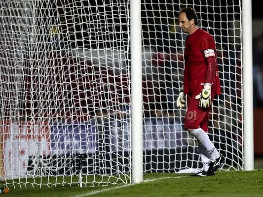 Rogério Ceni busca bola dentro do gol depois de Renato Augusto decretar a vitória do Corinthians sobre o São Paulo na primeira partida da Recopa Sul-Americana