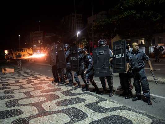 4 de julho - As luzes da esquina da avenida Delfim Moreira com a rua Aristides Espíndola, onde fica a residência de Cabral, foram apagadas, e a orla do Leblon, escura, virou praça de guerra. Cerca de 250 pessoas ainda estavam no local quando a polícia agiu. Na correria, manifestantes foram detidos pelo Batalhão de Choque na areia do Leblon, na altura do posto 10, por volta das 22h40. Três desse grupo foram trazidos para a 14º DP (Leblon). Outros três foram detidos ainda no calor da dispersão, totalizando seis detidos