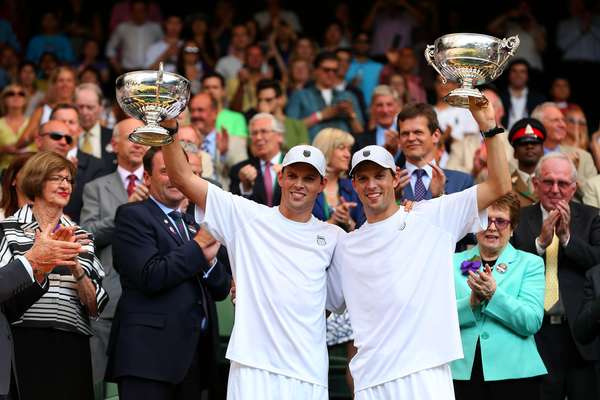 Os americanos Bob e Mike Bryan conquistaram neste sábado o título de duplas de Wimbledon. Os irmãos gêmeos venceram na final a dupla formada pelo brasileiro Marcelo Melo e pelo croata Ivan Dodig por 3 sets a 1
