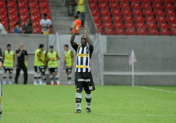 Quando o clássico já parecia definido, o talento de Seedorf resolveu o jogo para o Botafogo, que venceu o Fluminense por 1 a 0, na Arena Pernambuco