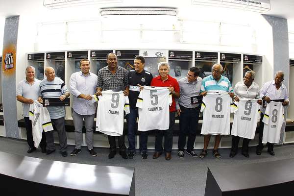 O Santos promoveu, nesta quarta-feira, um evento para inaugurar o novo vestiário do time na Vila Belmiro, com a presença de ídolos da equipe alvinegra
