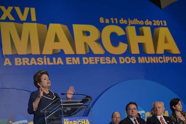 Dilma participa de lançamento da 16ª Marcha a Brasília em Defesa dos Municípios