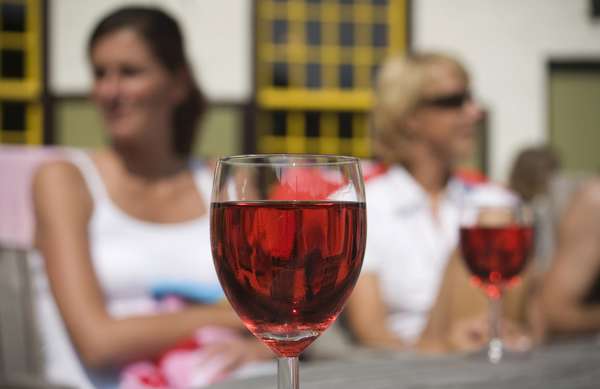 La próxima vez que abra una botella de vino tinto considere usted brindar por la salud de sus dientes.