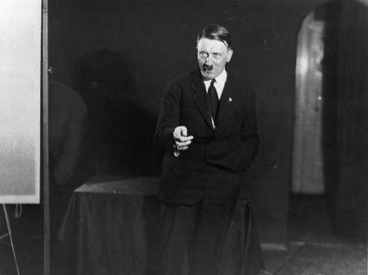 El diairo El Huffington Post publicó en sus páginas una serie de fotografías privadas del dictador alemán Adolfo Hitler. Unas imágenes nunca antes vistas que si Hitler viviera, tal vez su fotógrafo ya hubiera recibido tremenda sanción. Míralas a continuación: