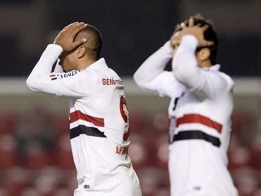O São Paulo perdeu para o Bahia, por 2 a 1, na noite desta quarta-feira, no Morumbi, em duelo adiantado pelo Campeonato Brasileiro e viu a pressão aumentar às vésperas da chegada do novo técnico à equipe