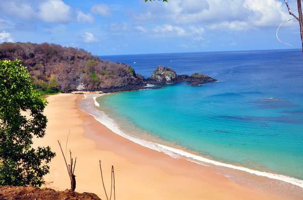 As águas turquesa frente às areias brancas fazem da Praia do Sancho uma das mais bonitas do Brasil