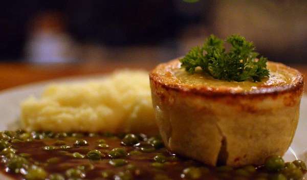 All Black: Guinness Pie (R$ 18): torta recheada de filé mignon reduzido na cerveja Guinness. Acompanha purê de batata, ervilha e molho rosti