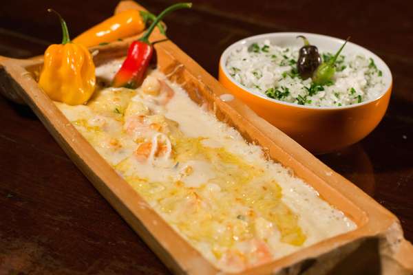 A nona edição do Brasília Restaurant Week acontece do dia 15 a 28 de julho. O prato de camarões salteados no azeite com alho poro ao creme de catupiry gratinado servido com arroz de nirá é uma das opções para o almoço no Ilê