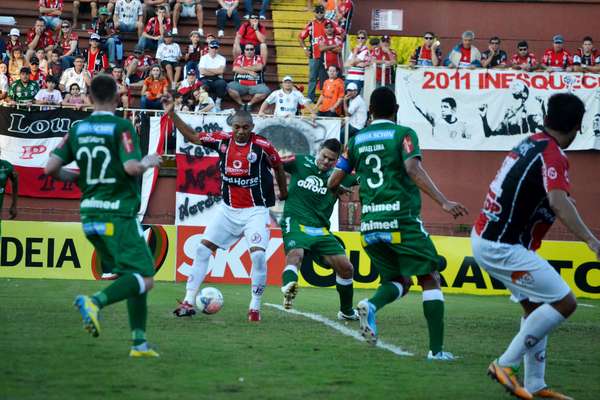 Joinville e Chapecoense empataram por 2 a 2 no clássico catarinense, resultado que deixa a equipe de Chapecó com dois pontos de vantagem na liderança da Série B