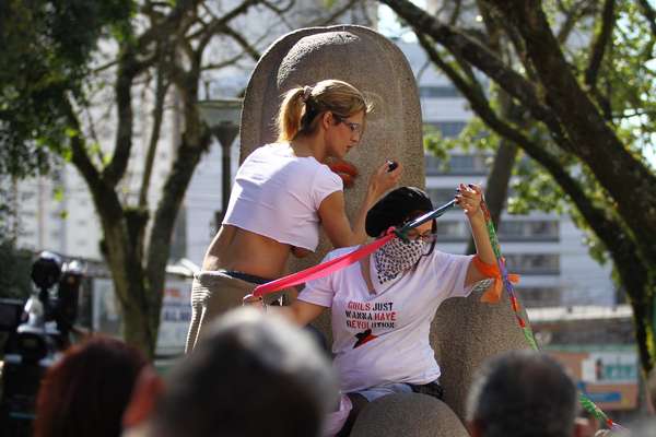 Manifestantes participaram da Marcha das Vadias na manhã deste sábado em Curitiba (PR)
