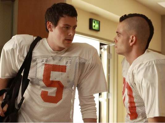 Aos 31 anos, o ator canadense Cory Monteith (à esq), o Finn Hudson da série Glee, foi encontrado morto em um quarto no hotel Fairmont Pacific Rim, em Vancouver, na noite desse sábado (13)