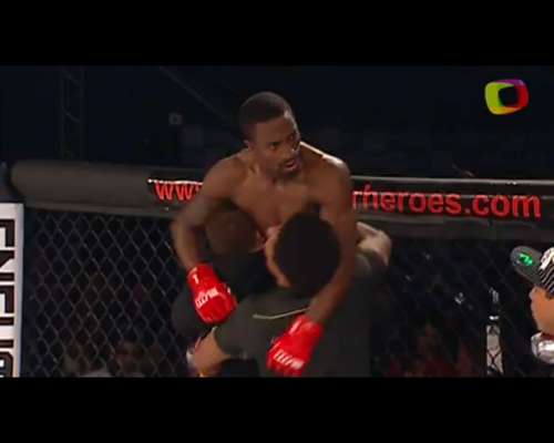 Flávio "The Legendary" Álvaro nocauteou Edson "PC" Pereira na semifinal do peso pena do MMA Super Heroes; confira a seguir mais imagens do evento