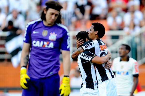 Jogadores do Atlético-MG comemoram gol de Rosinei contra o Corinthians no Pacaembu