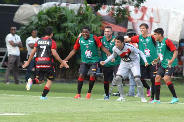 Jogadores do Vitória comemoram gol com Maxi Biancucchi, que liderou o triunfo sobre o São Paulo no Barradão