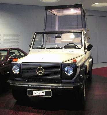Durante a história, papas usaram diferentes modelos de papamóveis nas suas aparições públicas. Veículos como este modelo Mercedes-Benz 230 G foram adaptados especialmente para este fim
